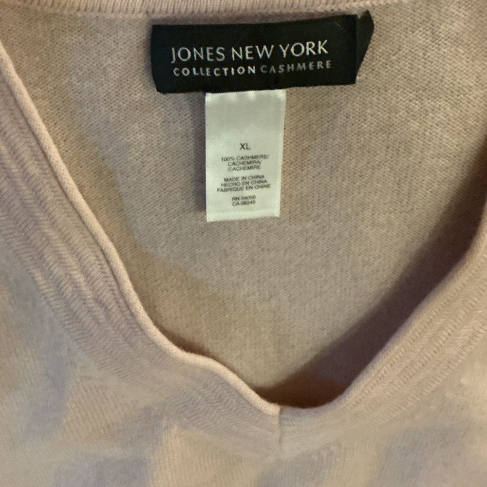 Jones New York Soft Pink V-Neck Sweater cashmere - Picture 2 of 2